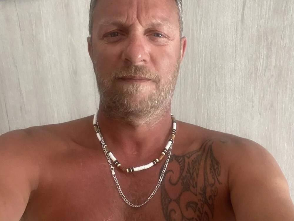 Mickaelk offline XXX-chat