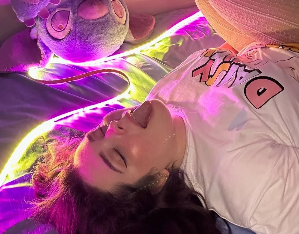 Alice_next_door Adlı Modelin Çevrimdışı XXX Sohbeti