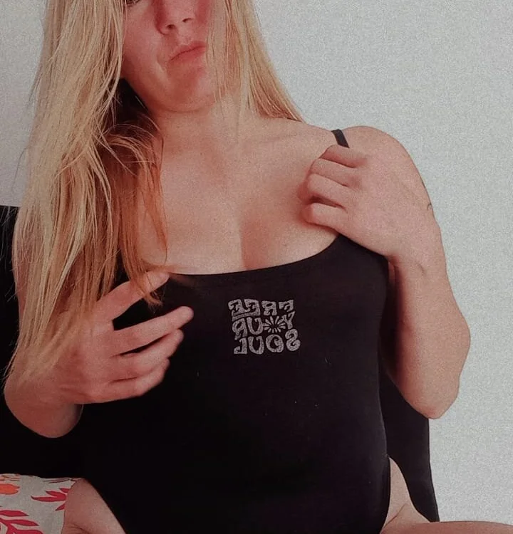 Izury_Blondee Offline XXX Chat