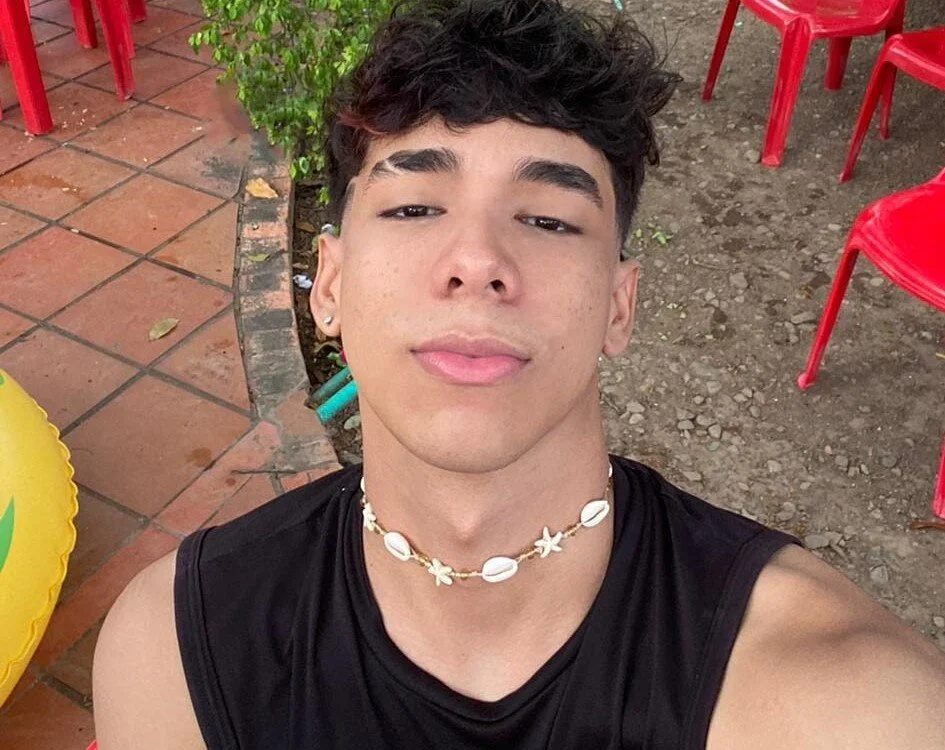 Harry_LatinBoy's Offline Chat Room