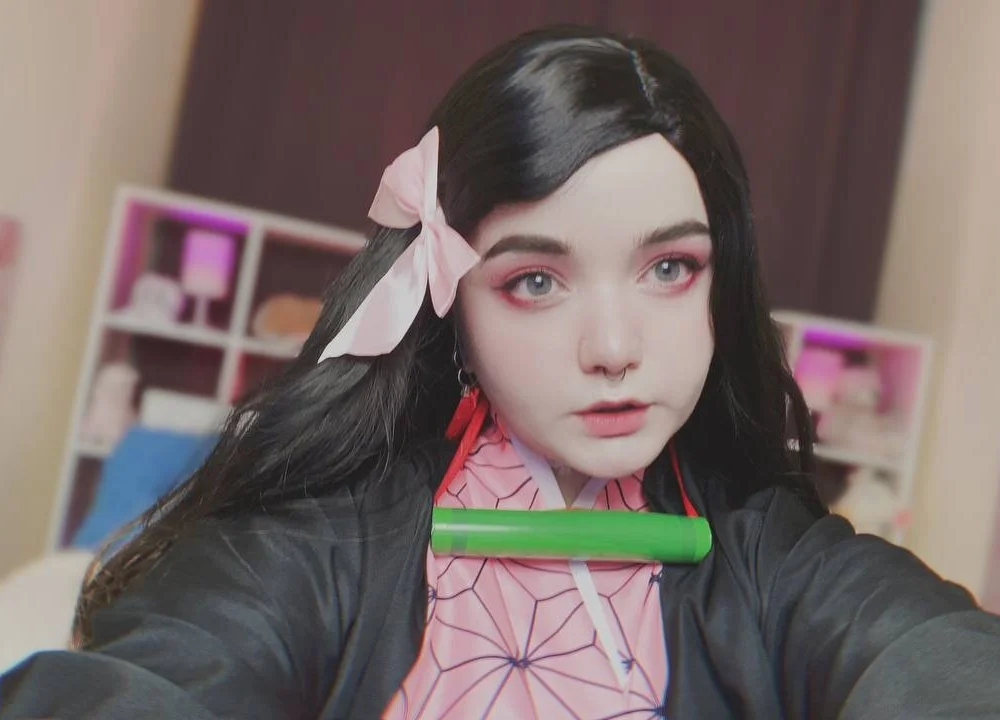 Eva_Ahte's Offline Chat Room