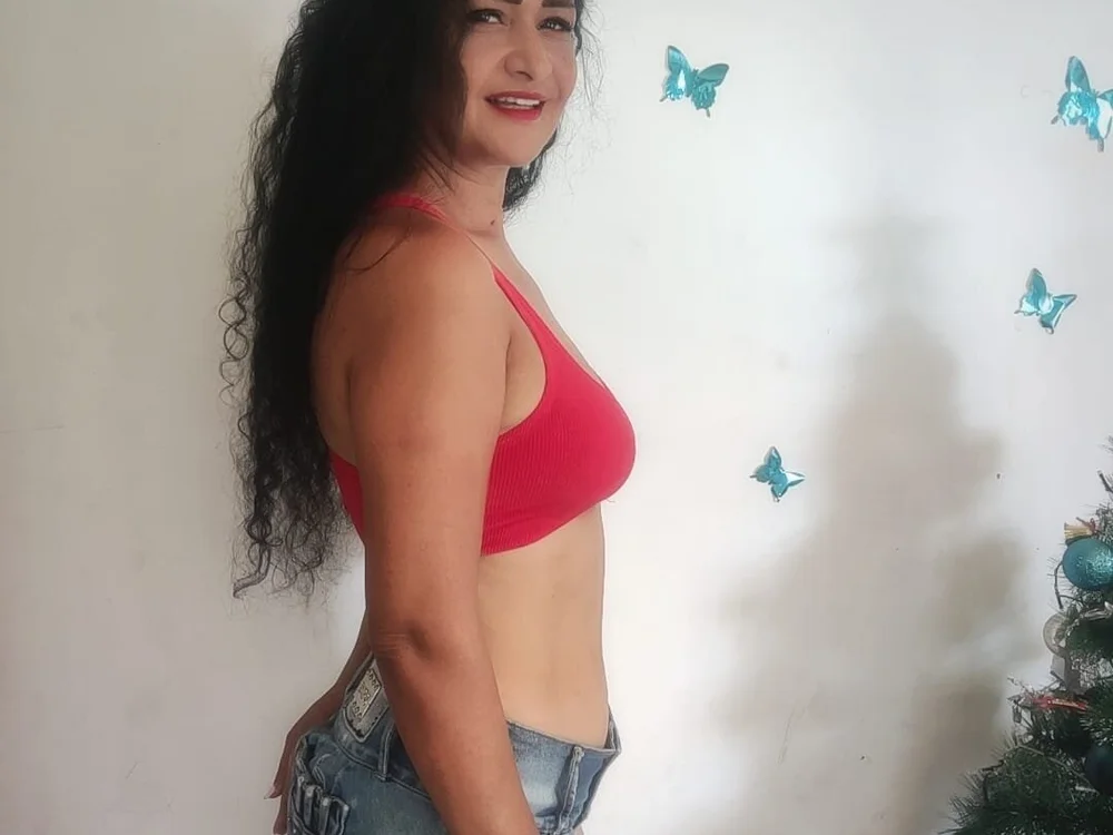 solangey_milf's Offline Chat Room