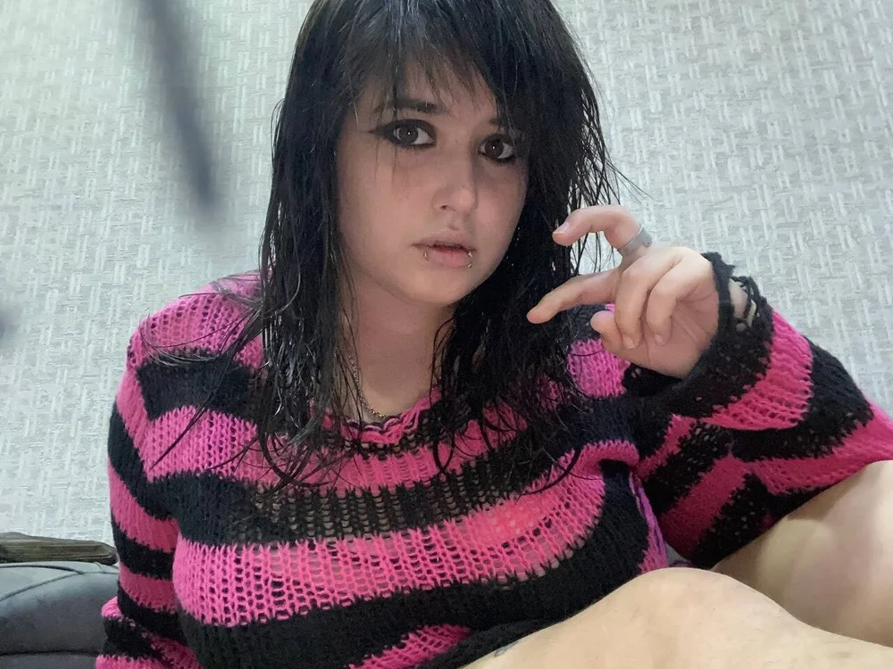 elisdacherry's Offline XXX Chat