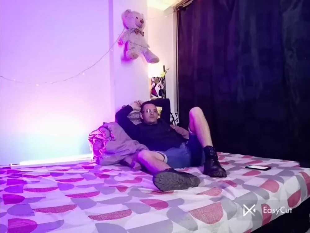 eddison98's Offline Chat Room