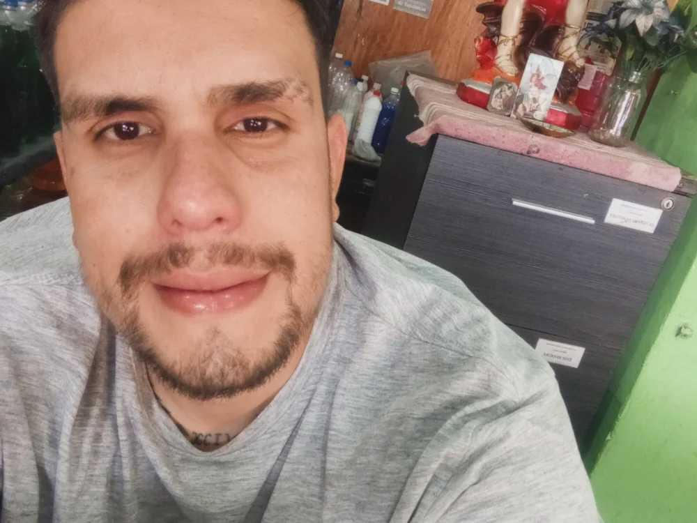 Carlosl26's Offline Chat Room