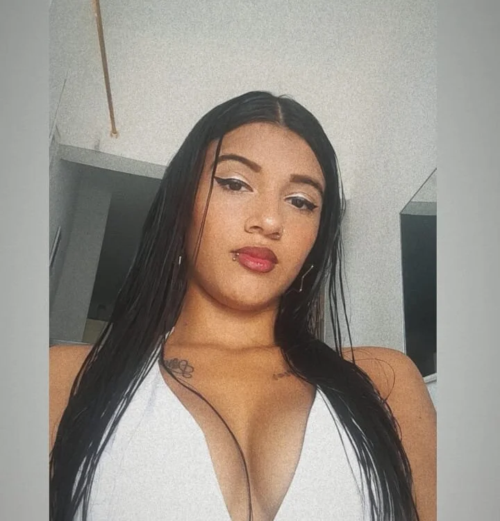 alahia_stars' Offline XXX Chat