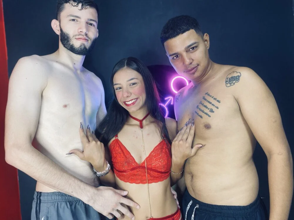 threesome_sexy_hot's Offline XXX Chat