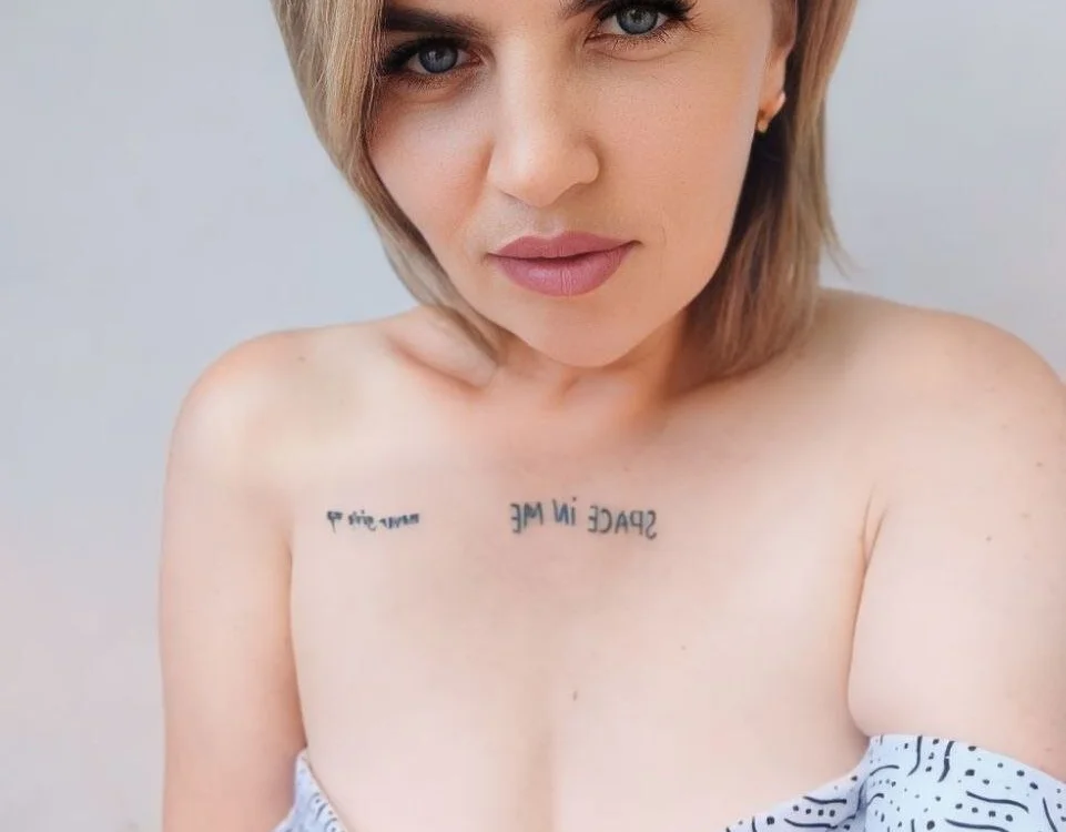 YourDreamWoman32's Offline Chat Room