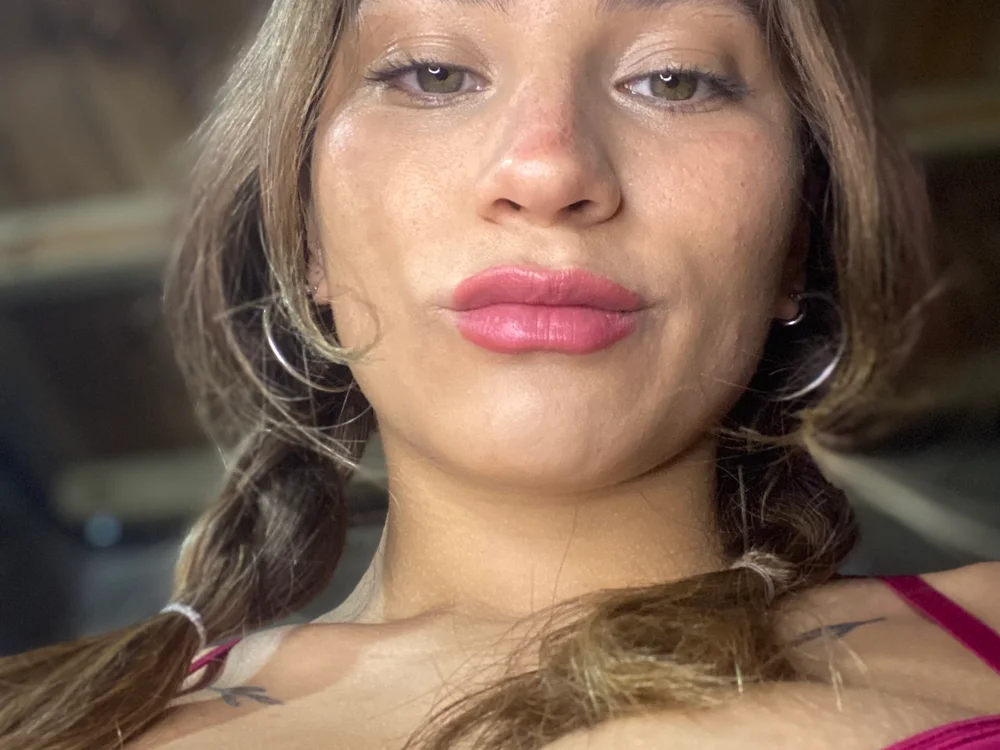 Denisee_ Adlı Modelin Çevrimdışı Sohbet Odası
