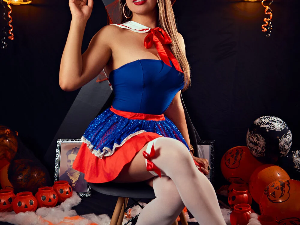 may_wood élő XXX-chatje