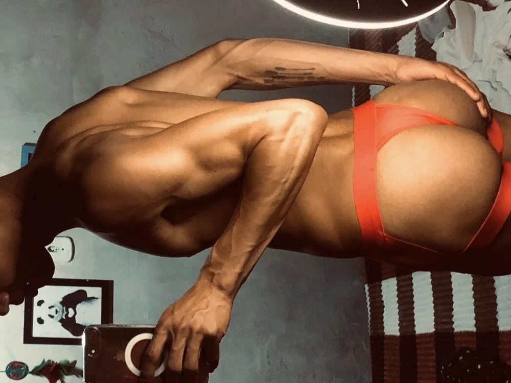 Skinnyandthique's Offline XXX Chat