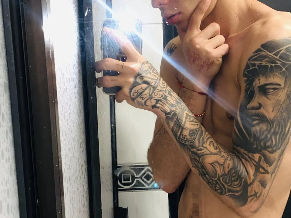 Zeus_Bigcock21 離線 XXX 聊天