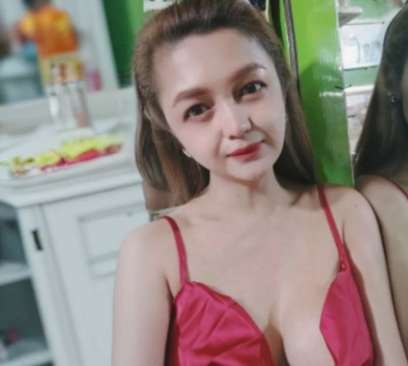 GorgeousKim27's Offline Chat Room