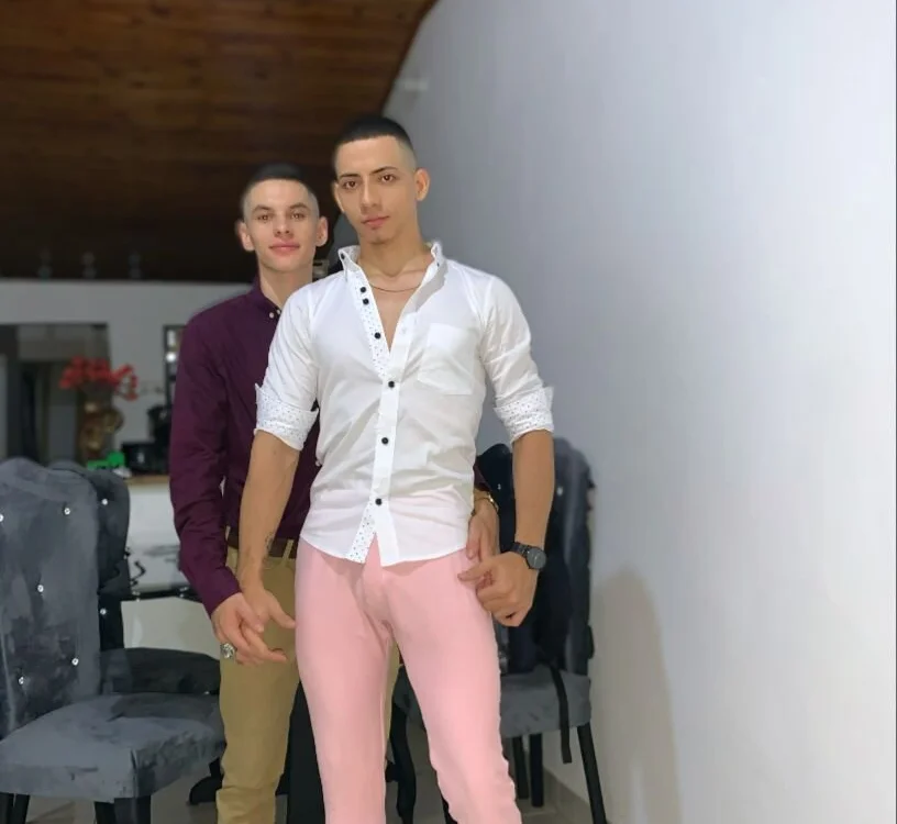 two_boys_hot69's Offline XXX Chat