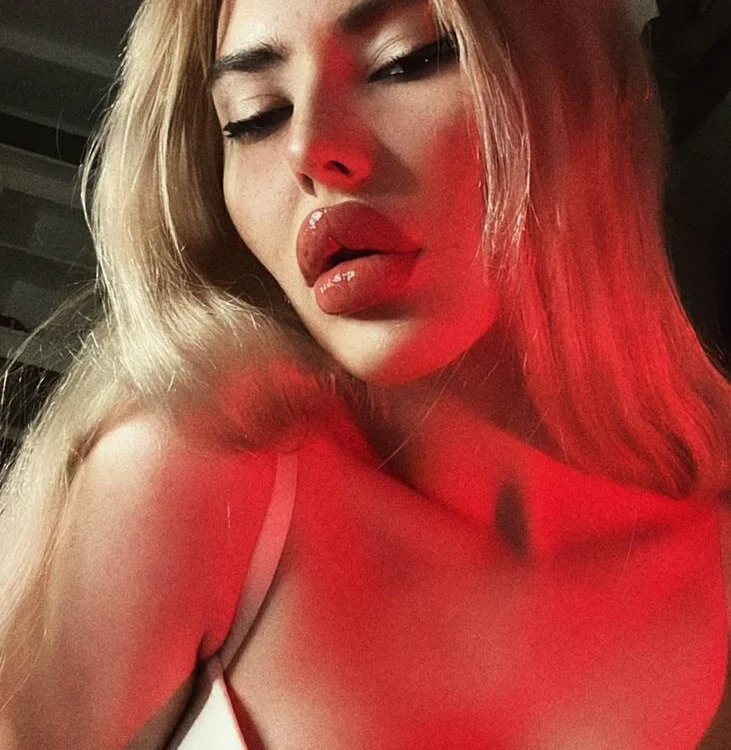 blondybratz's Offline Chat Room