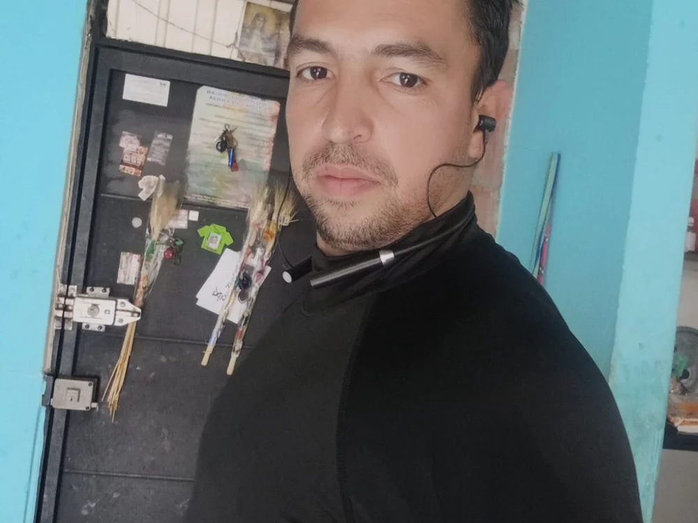 Juanzarate90's Offline Chat Room