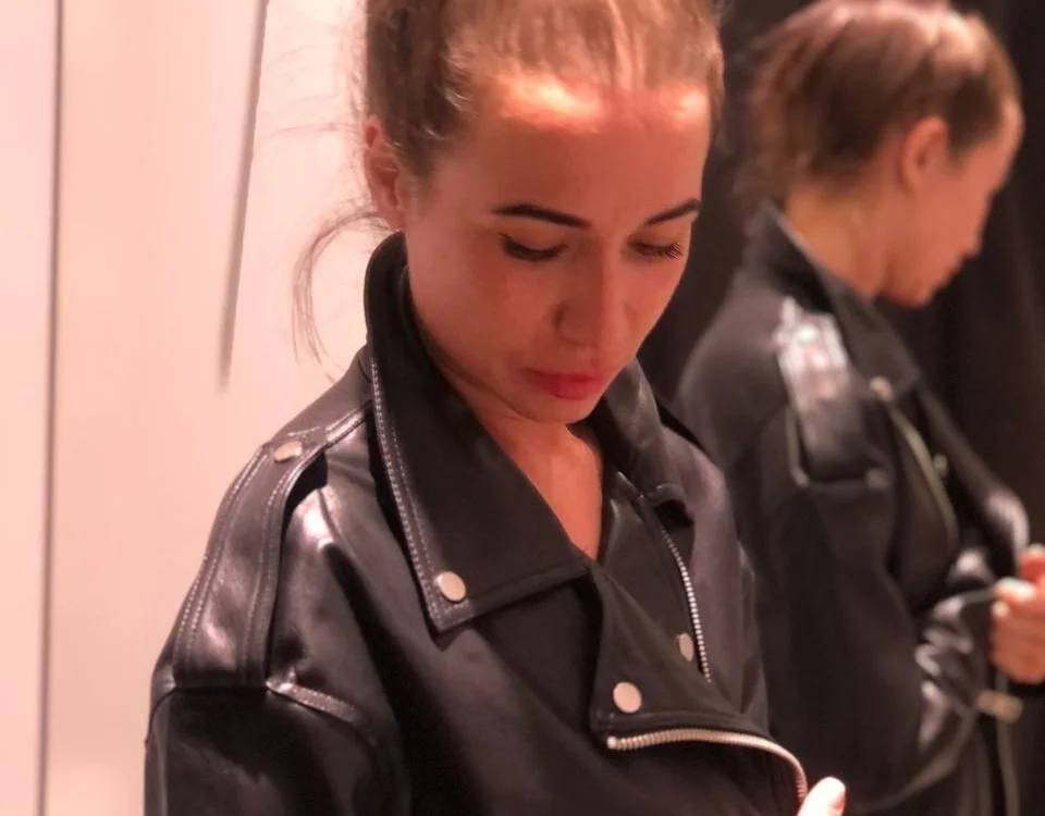 Alisane1 Adlı Modelin Çevrimdışı Sohbet Odası