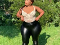 Модель GiantBootyMilf