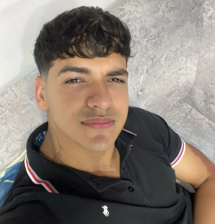 Suarezz18's Offline Chat Room