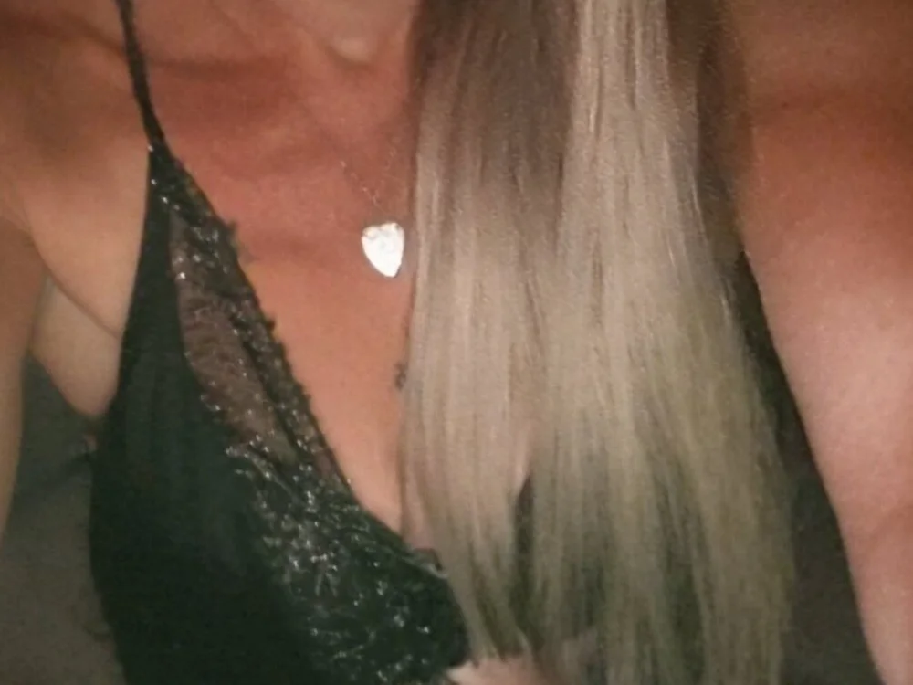 Amazinglittleblonde offline chatrum