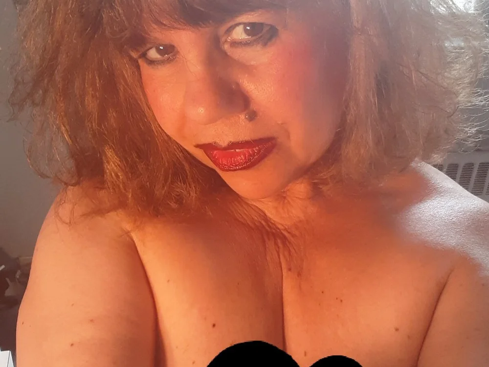 HUGETITSWETPUSSY's Offline Chat Room