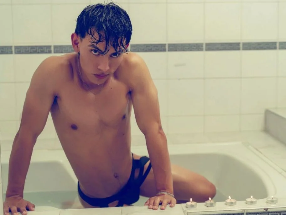 andrew_courtzz Chat XXX offline