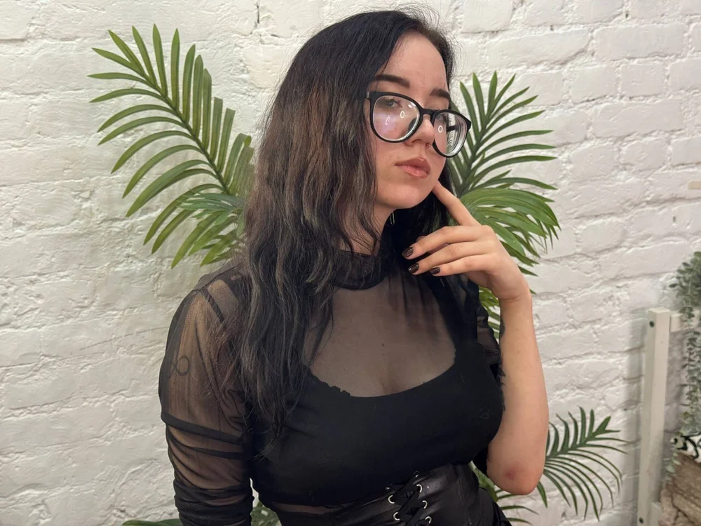 mia_mir Adlı Modelin Çevrimdışı XXX Sohbeti