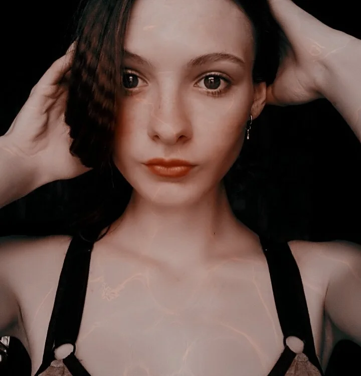 Courtney__Love's Offline Chat Room