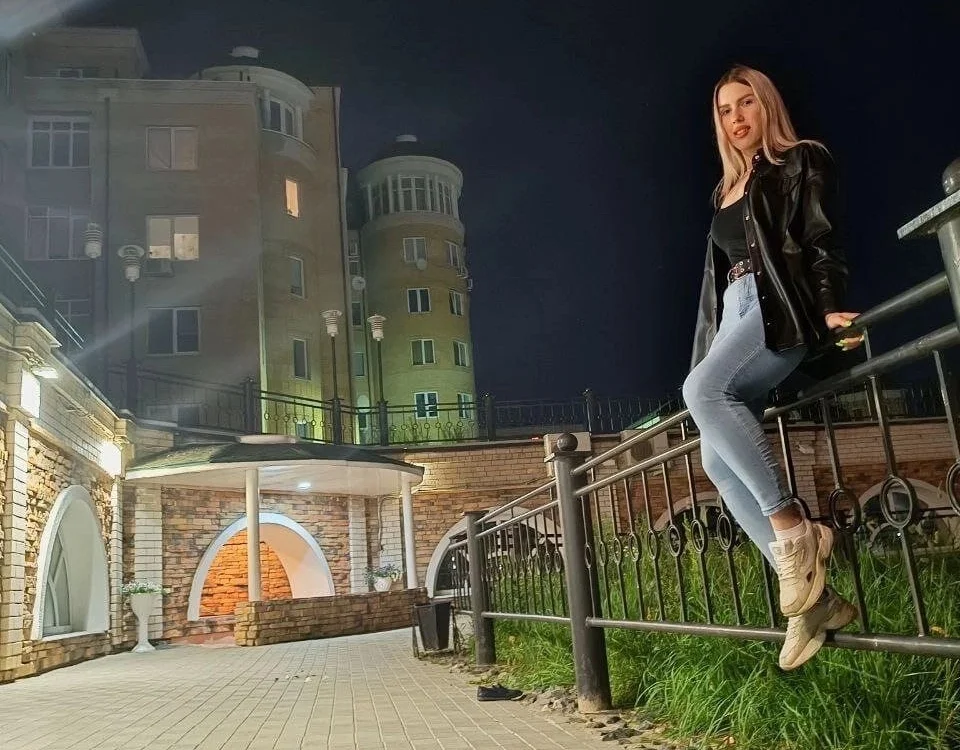 bella_strip's Offline XXX Chat