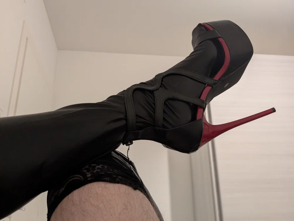ห้องแชทออฟไลน์ของ SissyCristinaCD