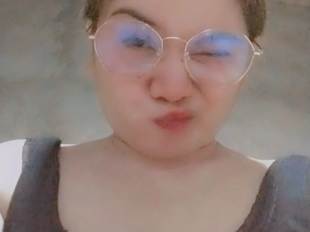 Ella_marie14 Offline XXX Chat