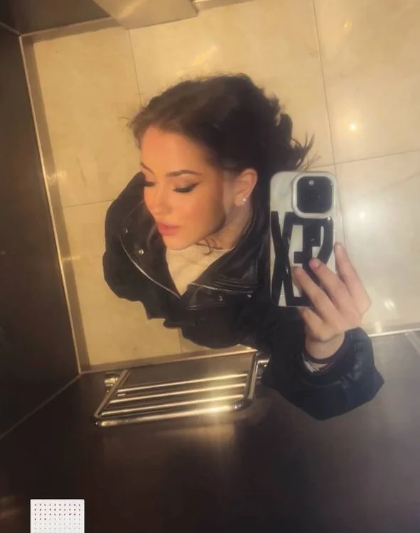 SexyDina_0n Offline XXX chat