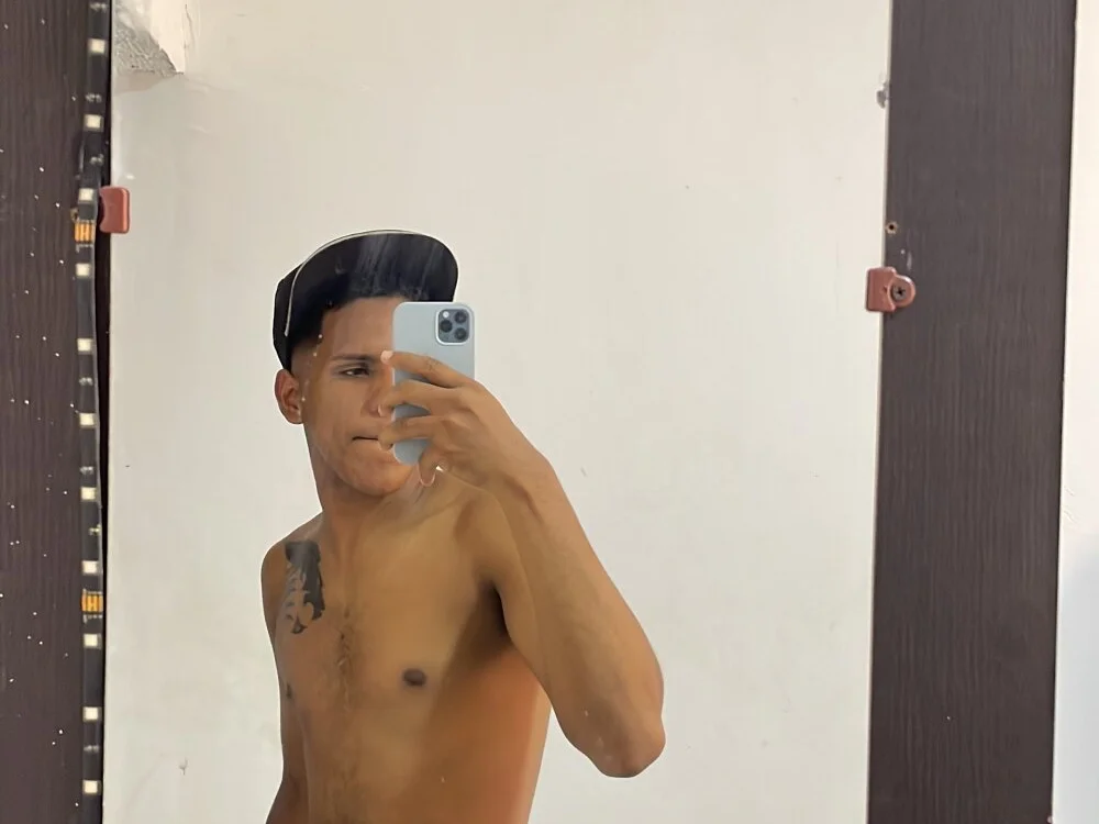 Morenovergon2003 Offline XXX Chat