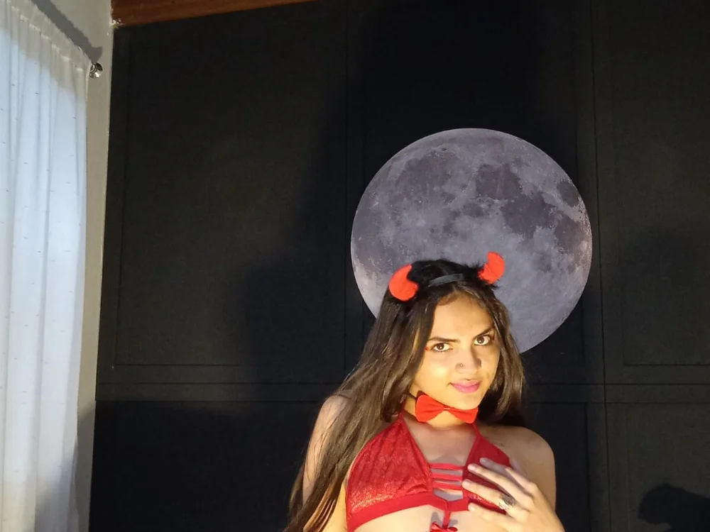 Chiara_Roux's Offline Chat Room
