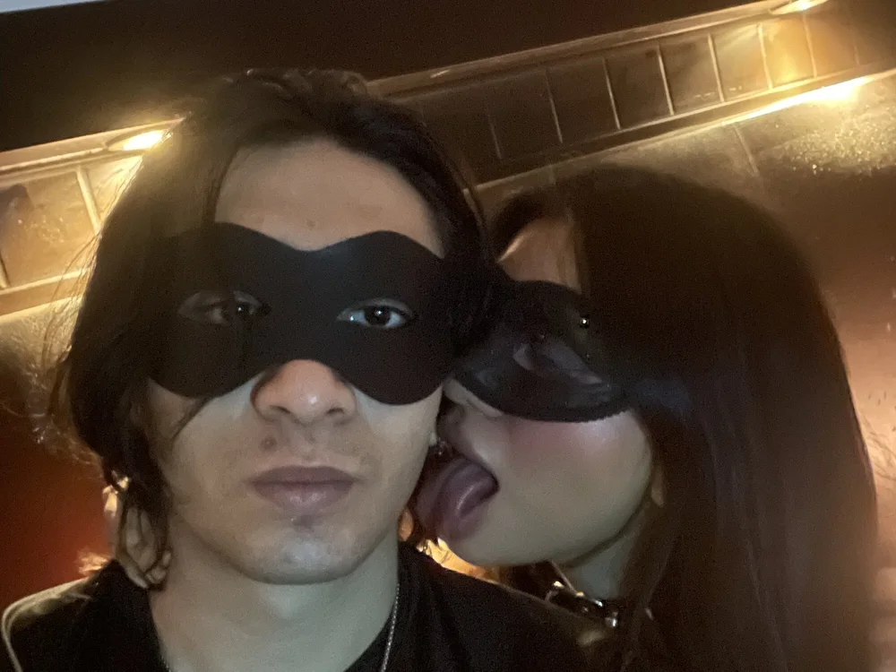 HardVelvet's Offline Chat Room