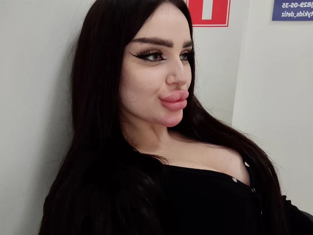 Alexandra_Vic's Offline Chat Room