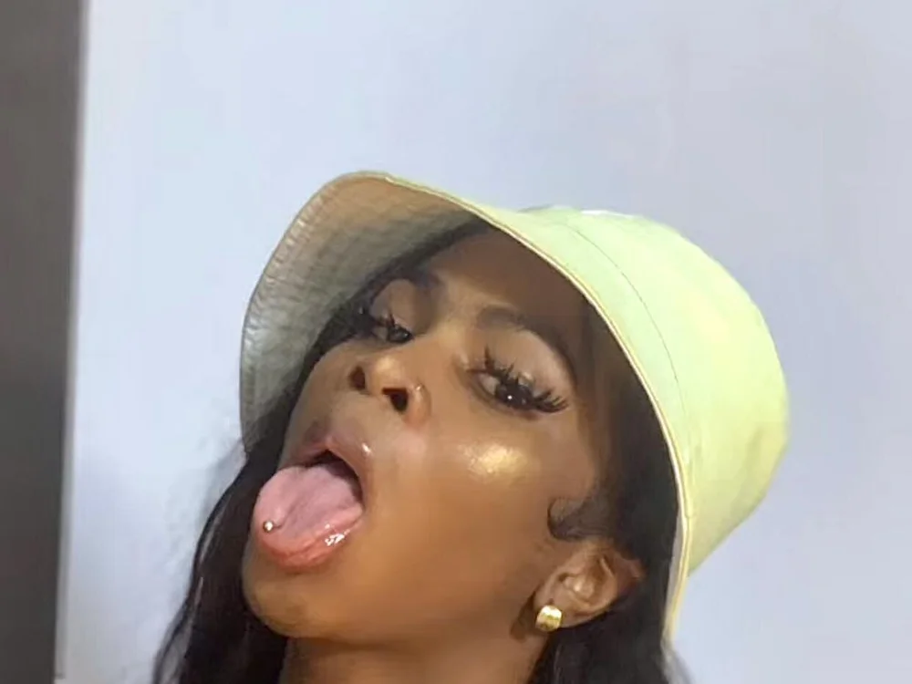 ebonygoodesss' Offline Chat Room