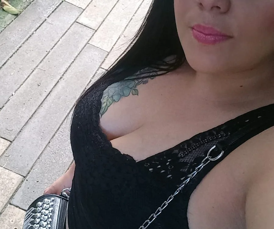 thequeen_bigboobs' Offline XXX Chat