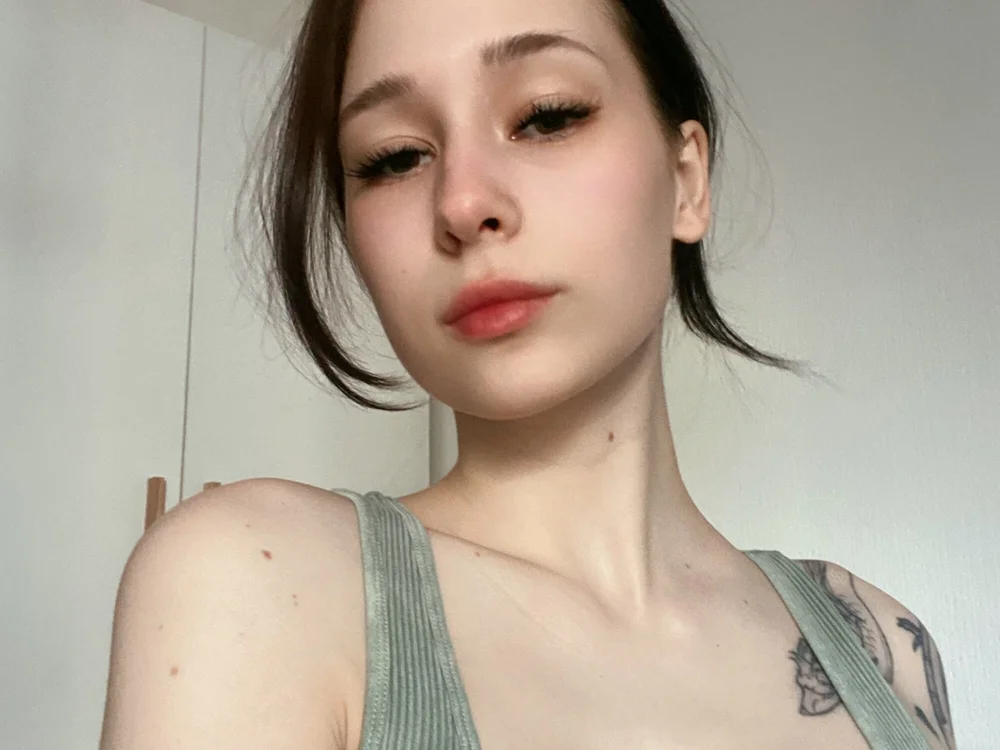 Hannah_Kim69's Offline Chat Room