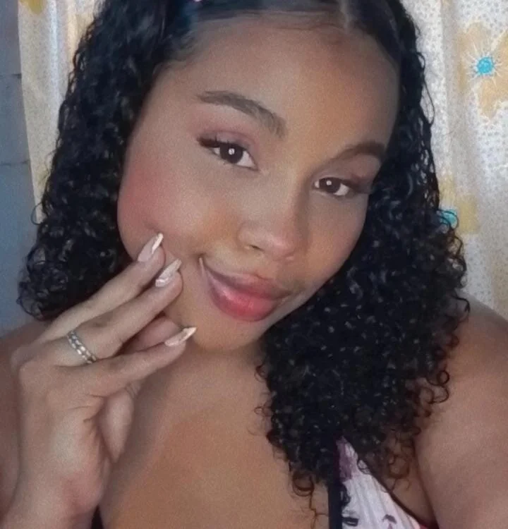 ADARAMARTINZ Adlı Modelin Çevrimdışı XXX Sohbeti