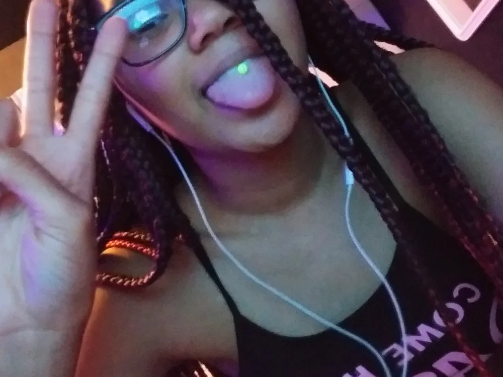 Strawberi_Bish's Offline Chat Room