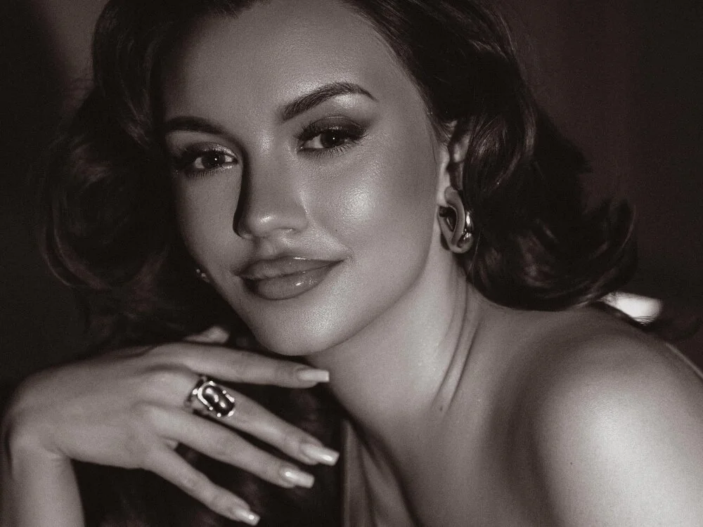 Ariadna_Holder's Offline XXX Chat