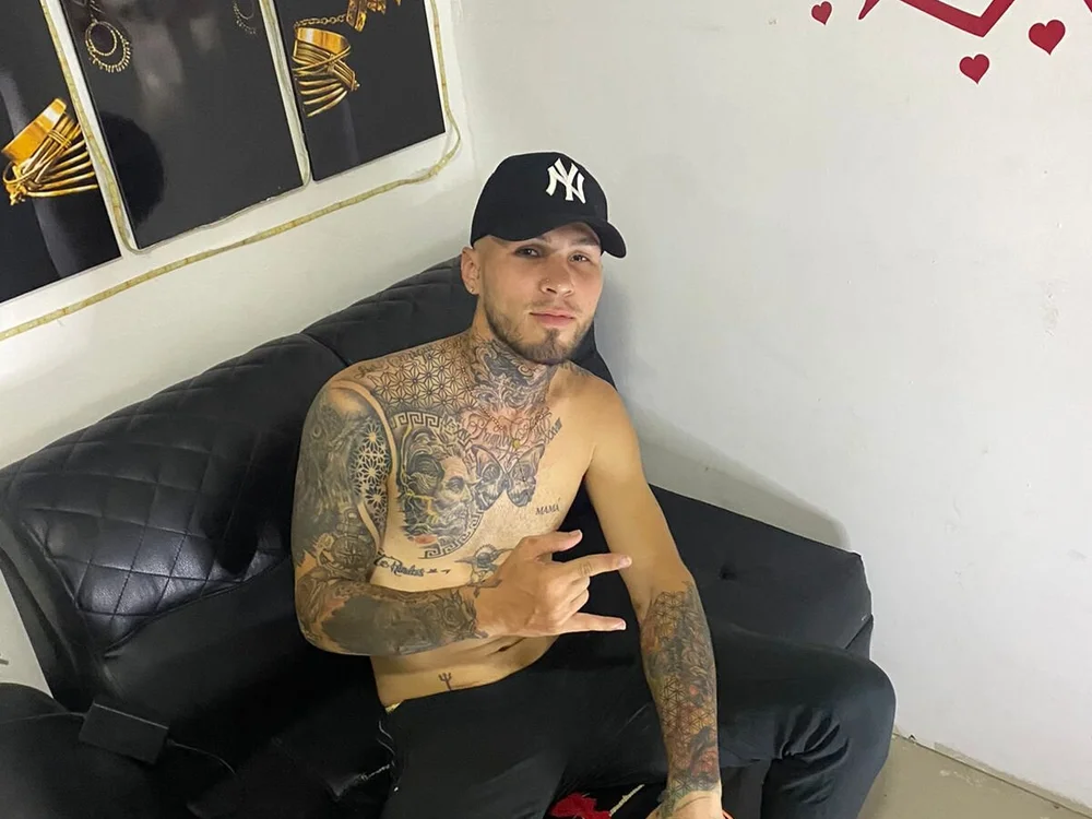 chris_caligula10's Offline XXX Chat
