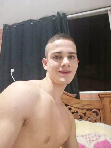 ashton_hot's Offline Chat Room