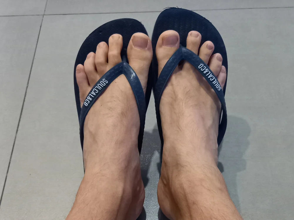 FeetForTips' Offline Chat Room