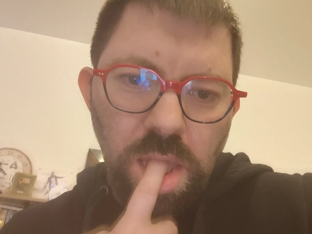 Maeel87's Offline Chat Room