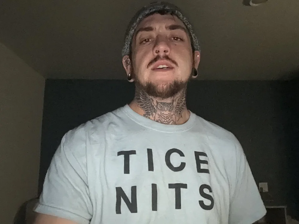 thenaughtylust's Offline Chat Room