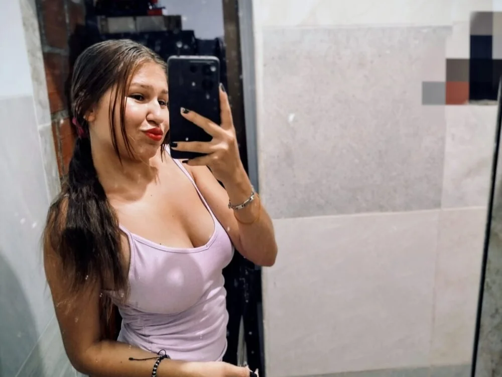 Bella_Blancan Offline XXX chat