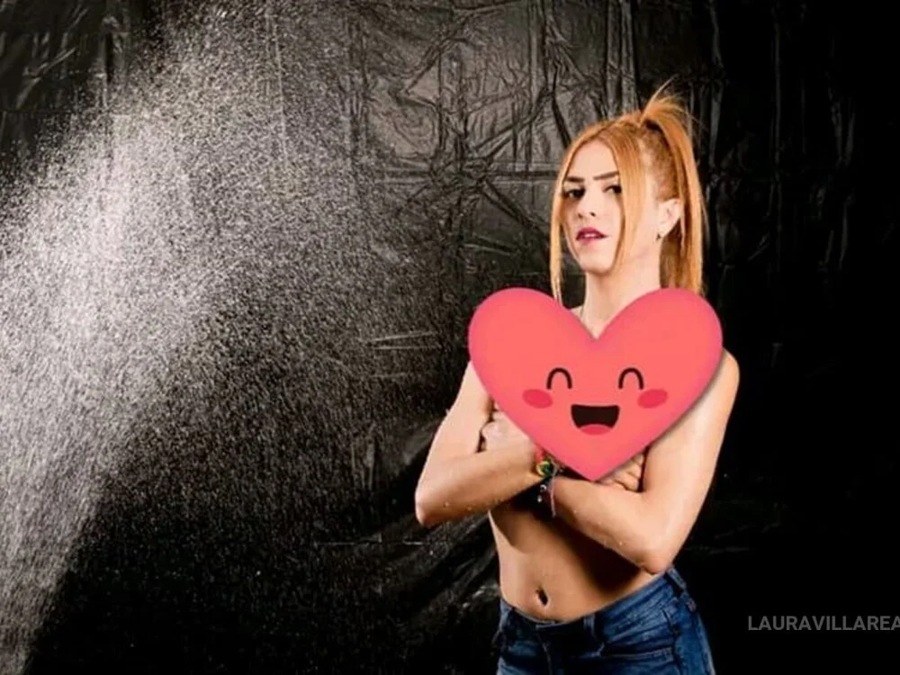 laura_latinhot1's Offline XXX Chat