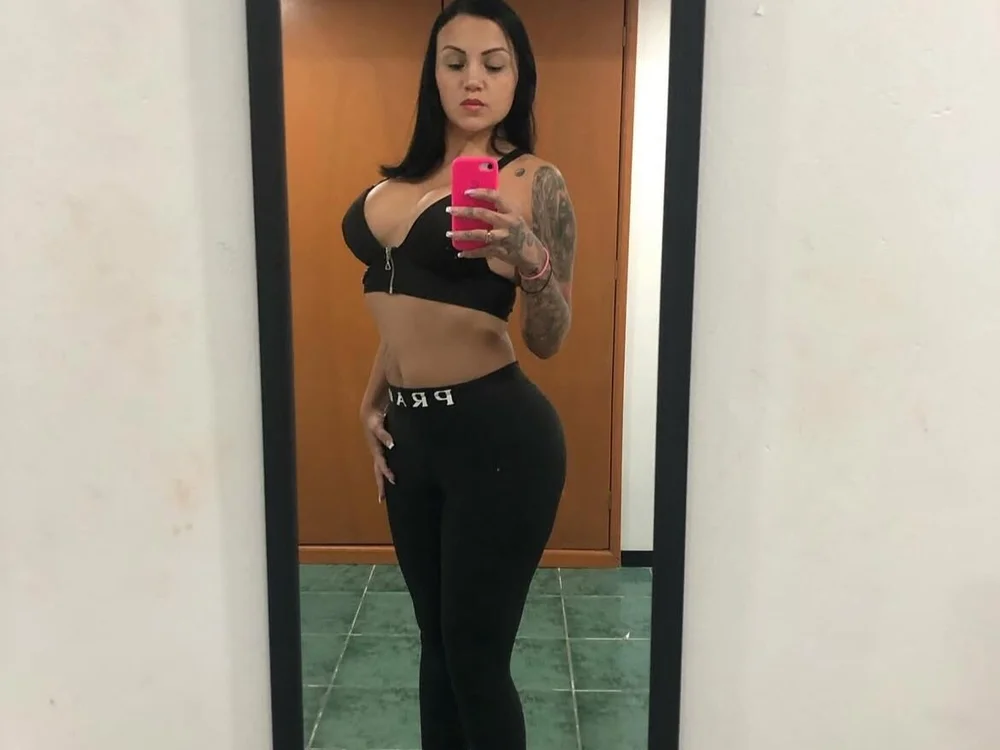 holly_jackson222's Offline XXX Chat